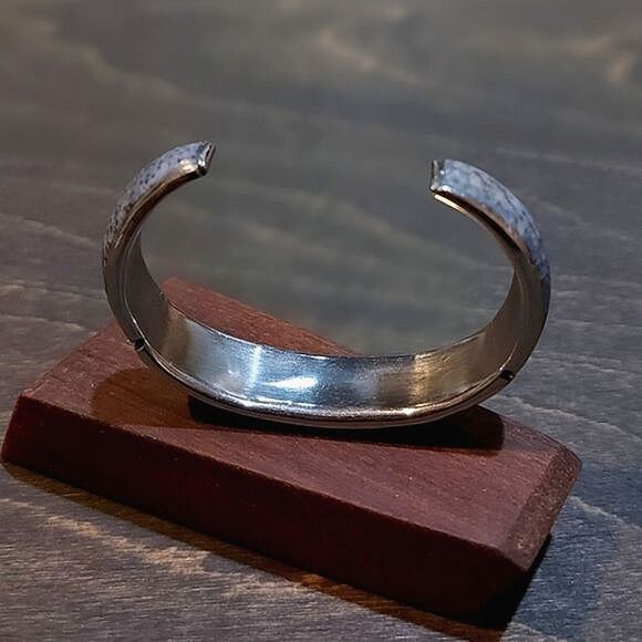 Vtg blue-grey faux stone inlay mixed metal cuff - Picture 2 of 6